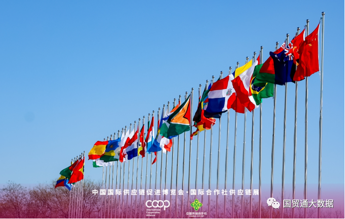  China has maintained its position as the world's largest goods trading nation for seven consecutive years.